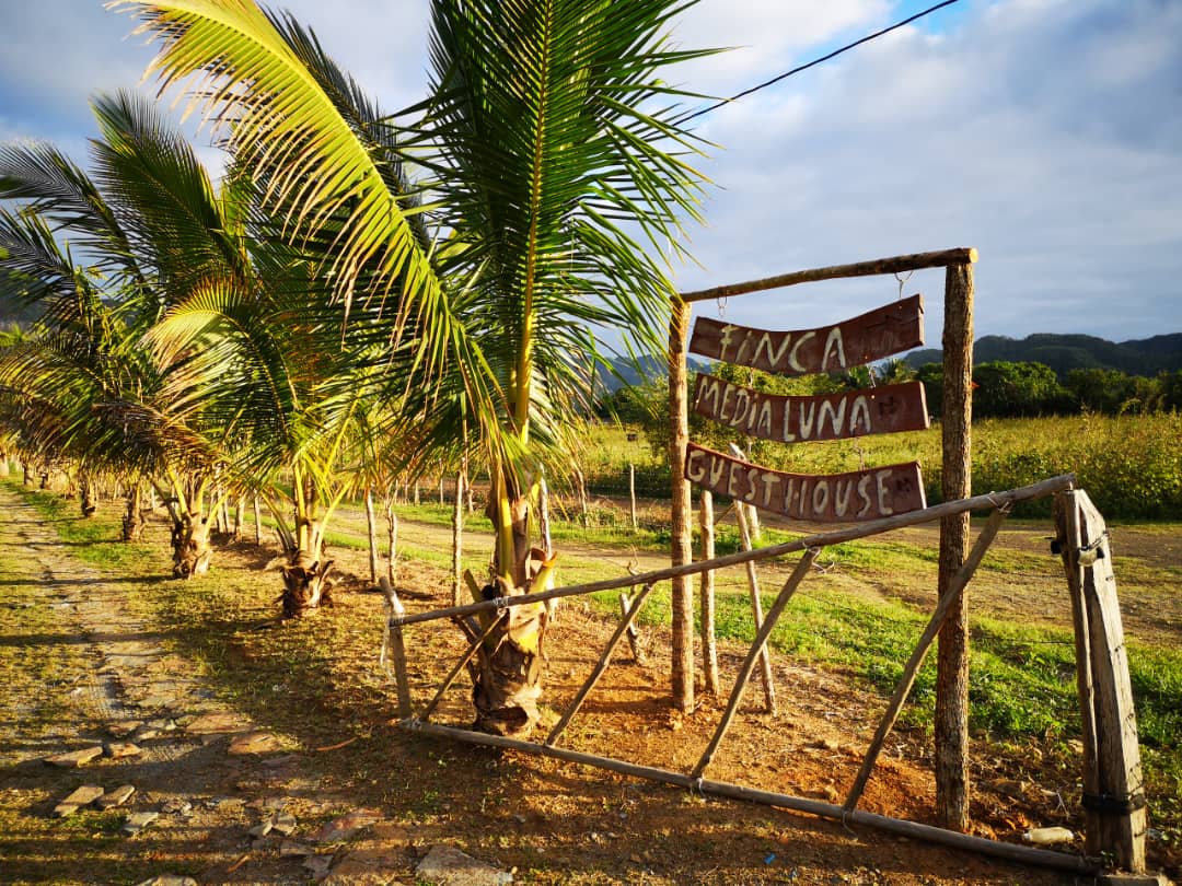 MEDIA-LUNA-entrada-a-la-Finca
