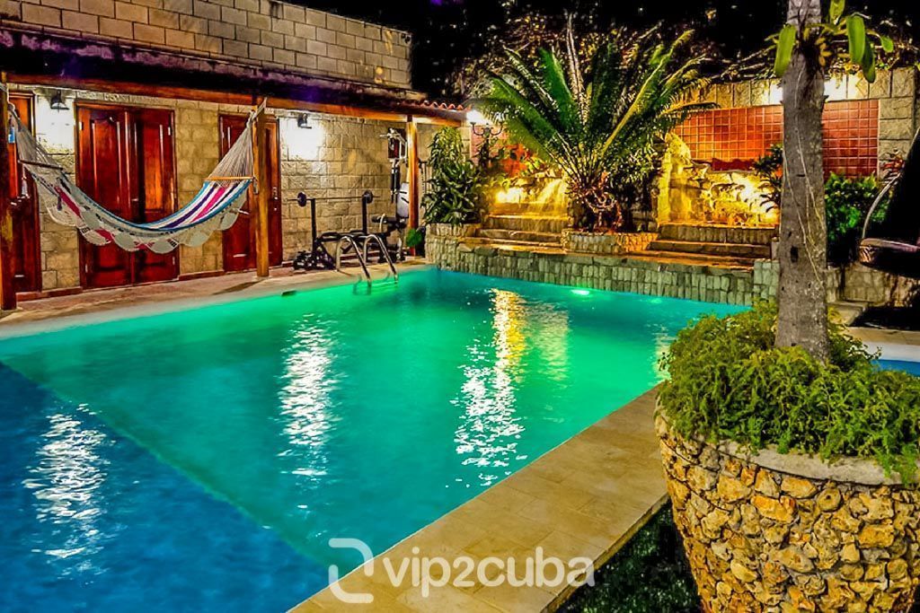 piscina-en-la-noche-VILLA-AZURRA
